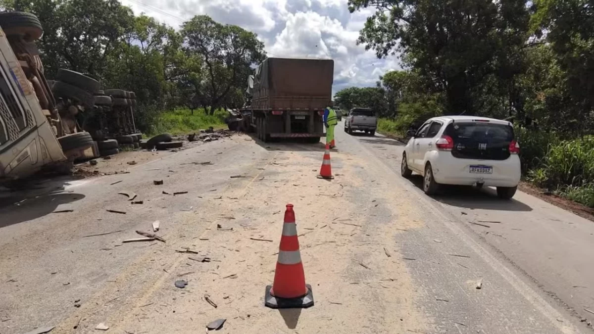 acidente caminhão e carretas br-262